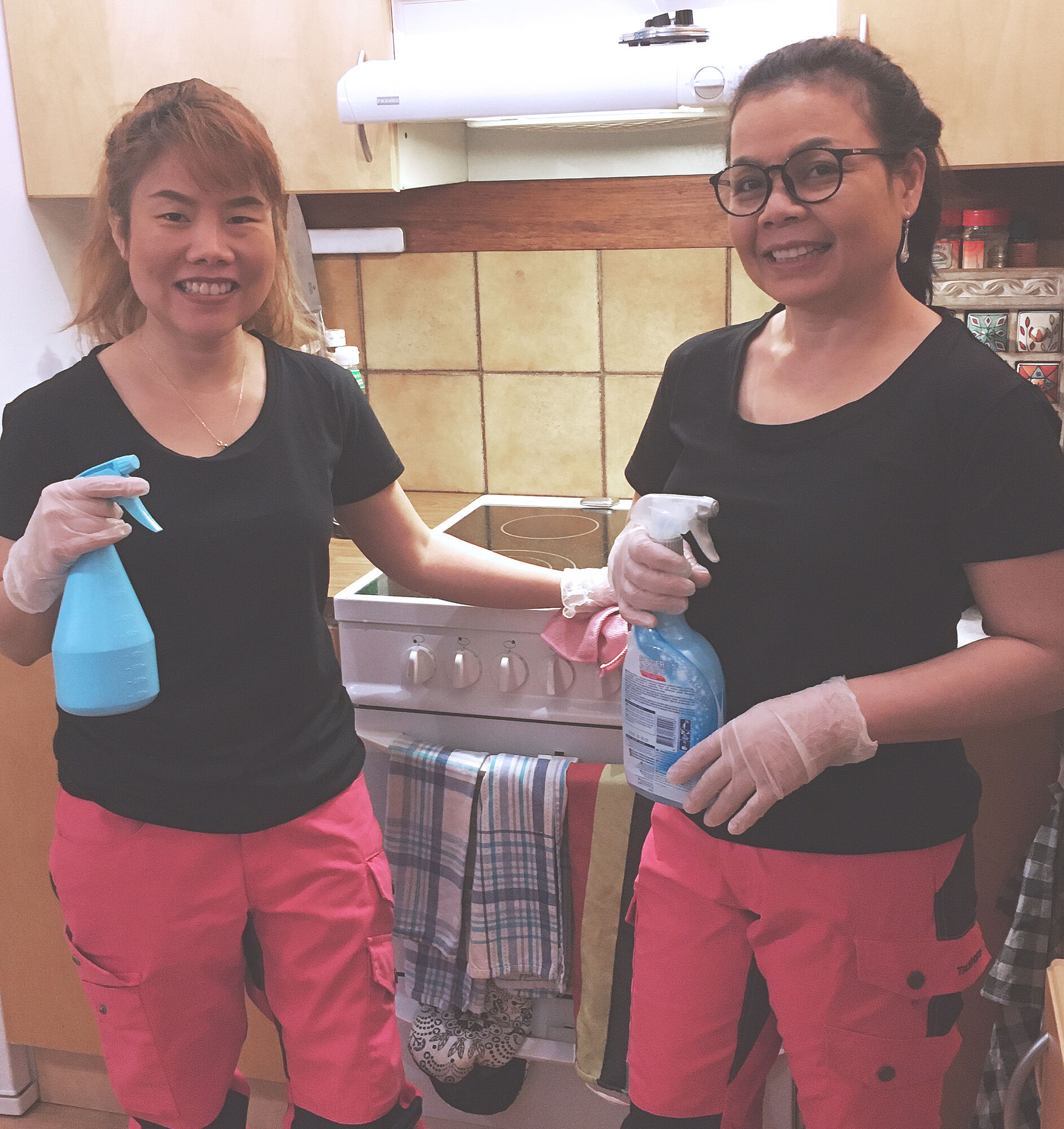 Två medarbetare från RenStäd Borås städar ett kök