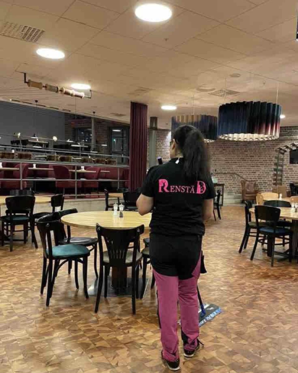 Moppning av golv i restaurang