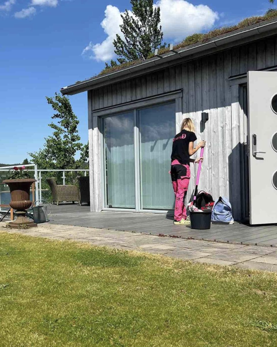 Städning vid stuga vid sjön