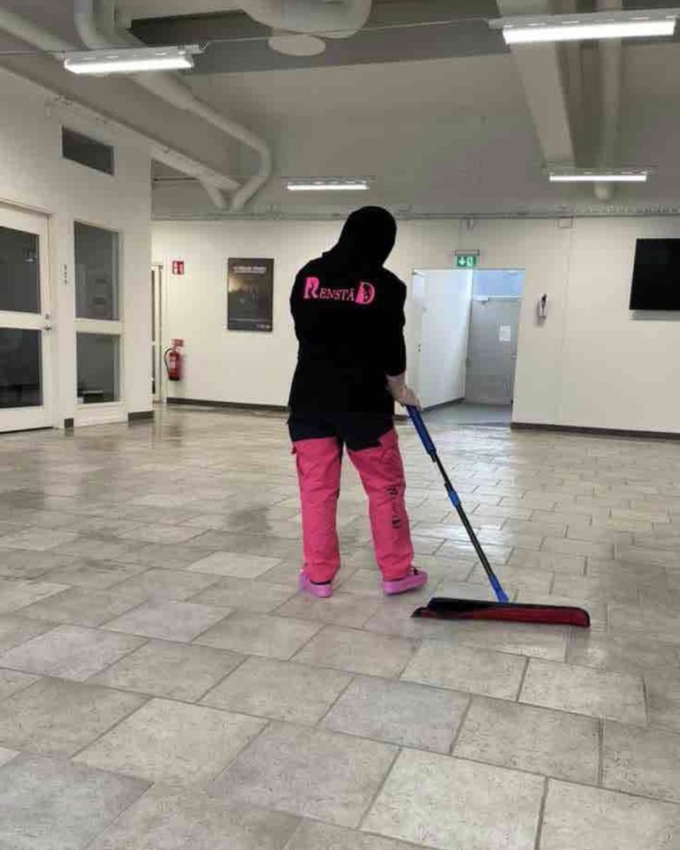 Golvmoppning i stor lokal