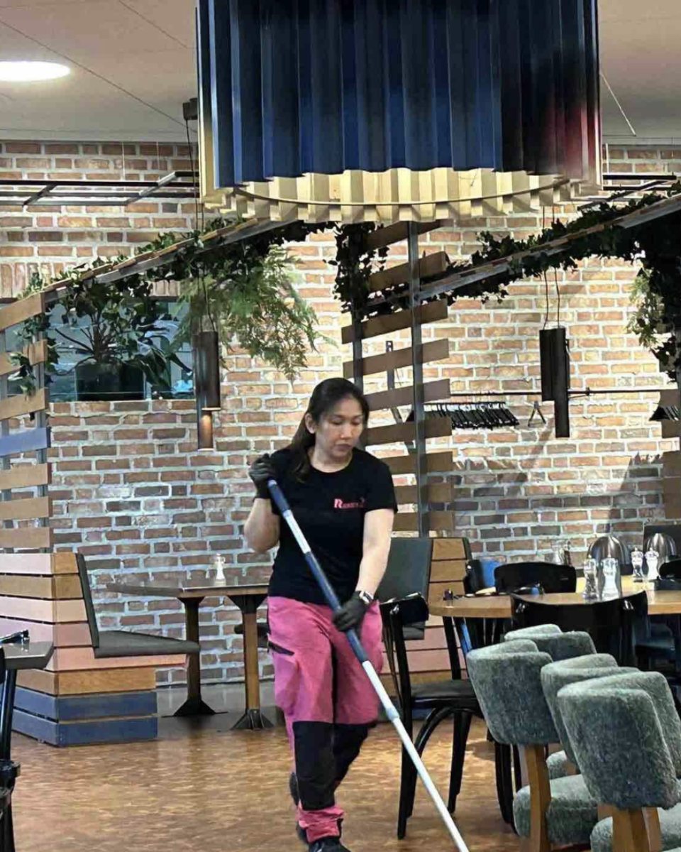 Moppning i restaurang