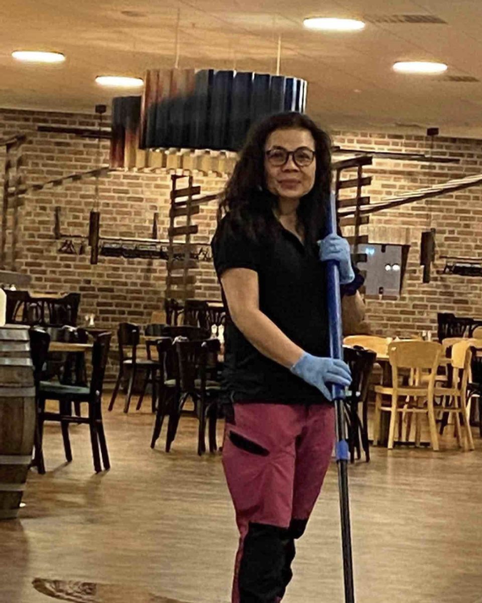 Medarbetare i restaurang