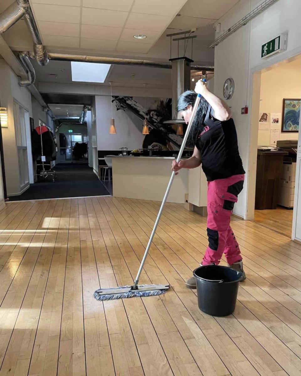 Golvstädning på kontor
