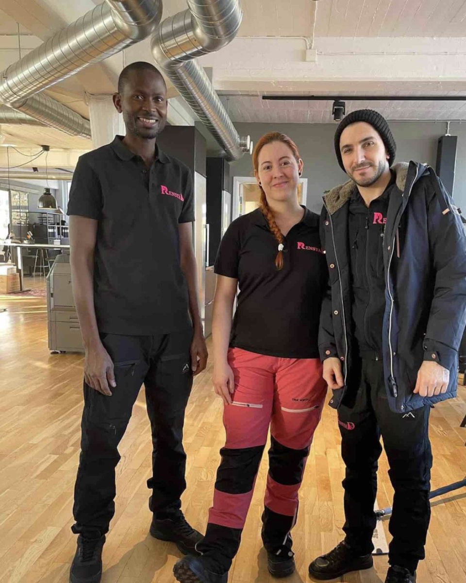 Tre medarbetare i RenStäds arbetskläder